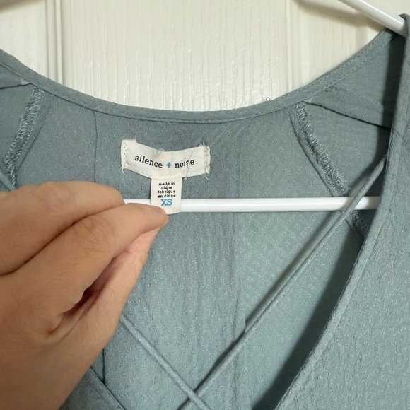 SILENCE + NOISE : long sleeve blouse - Size XS - Picture 3 of 5